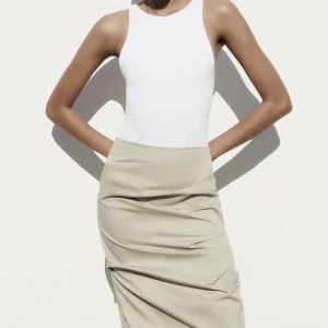 Zara bodys strl S  - Populära bodys från zara i  både svart och vit. Använda två gånger, säljer dem då jag har dubbelt av dem.  Pris: 95 kr/st + frakt  Ordinarie: 199 kr/st 