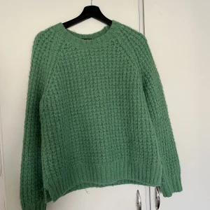 Stickad tröja Arket  - Säljer min superfina tröja från arket då den tyvärr är för liten för mig. Den är använda ett fåtal gånger så är alltså i jättebra skick. Materialet i tröjan är ull och alpacka. Kan mötas upp i centrala Göteborg eller skickas 💚