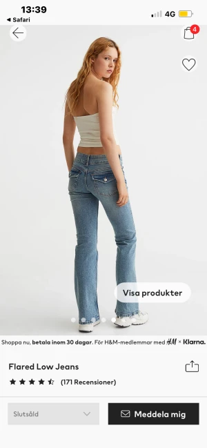 Lågmidjade jeans  - Säljer dessa populära lågmidjade jeansen från hm med fickor där bak, helt slutsålda på hemsidan✨✨