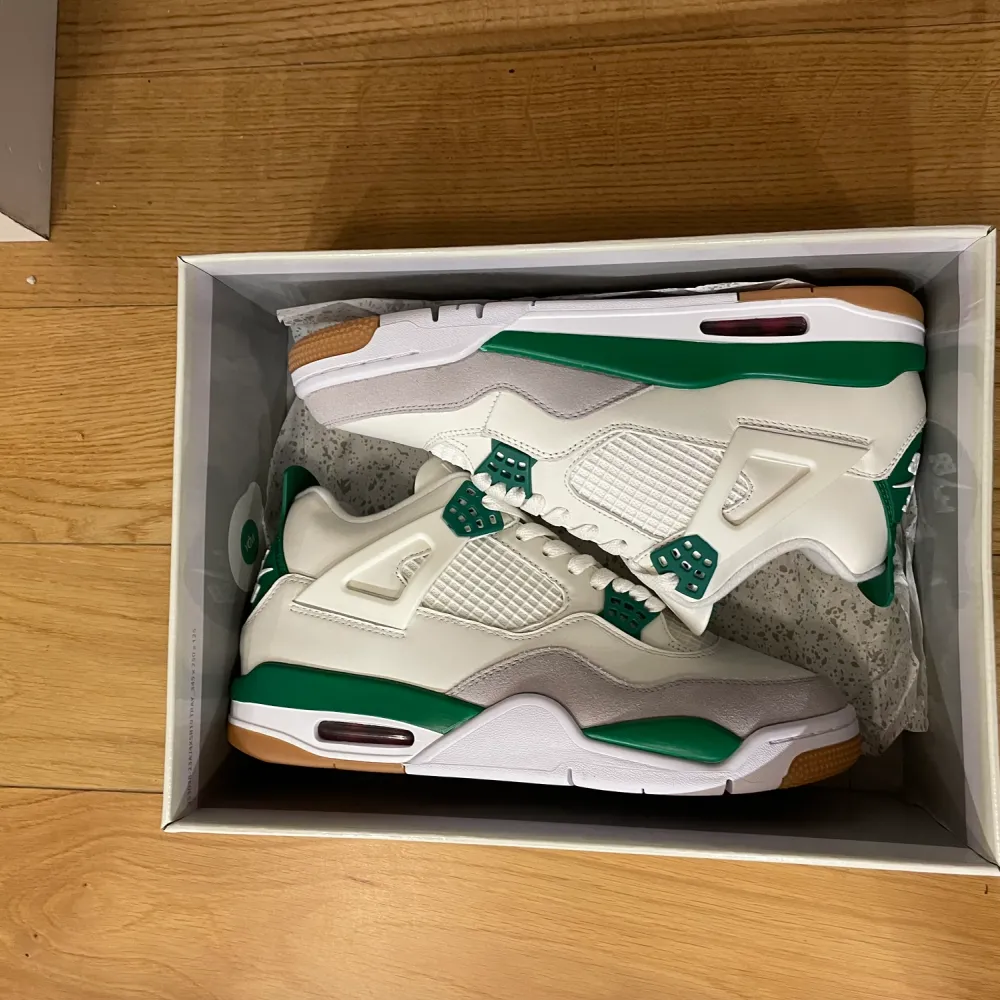 Jordan 4 Sb🔥, Ds (nyskick)🤩 Storlek 43✅, skor som kommer att gå upp i pris upp🔜🔛🔝. Kom med bud i PM👍. Skor.