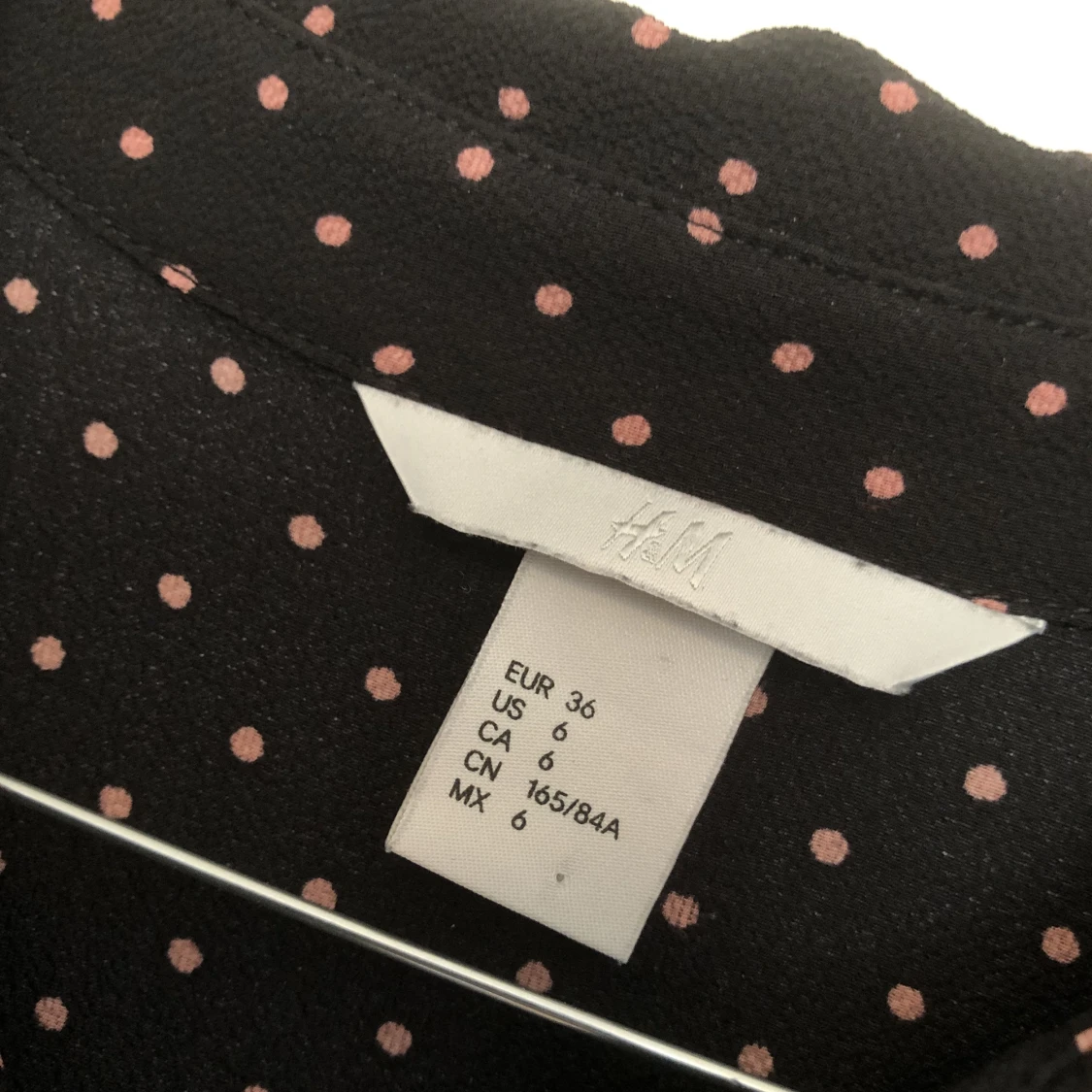 Svart mesh klänning med orange prickar - 90