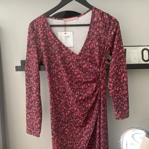 Pernilla Wahlgren klänning - En easy wrapped Jersey dress, super söt helt oanvänd.🥰