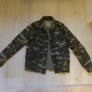 Jacka - Säljer min camoflage jacka då den inte kommer till användning💕