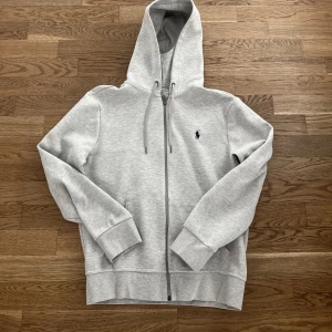 Ralph lauren hoodie - Jättenajs ralph lauren som inte är använd så mycket, har tyvär blivit för liten. Köpte den från åhlens för 1500.