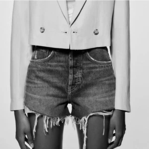 Zara shorts - Zara shorts i mörkgrått! 🩵Endast använda enstaka gånger, köptes för ett år sen för 359 kr. Skriv privat för mer bilder.
