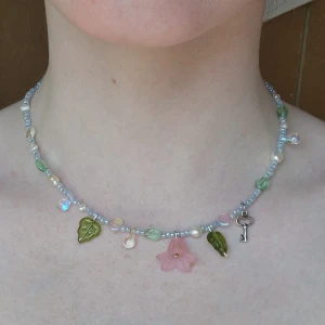 Spring rain necklace  - Handgjort halsband med blommar blad och daggdroppar! Som en vårmorgon. 