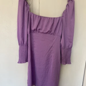 Lila klänning  - Lila klänning med knytning i ryggen som är perfekt till sommaren. Den är aldrig använd.