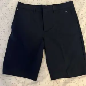 Marinblåa snygga short från J Lindberg Använda 1 gång  Skick 10/10 Inköpspris 1299kr Mitt pris 450kr Storlek M