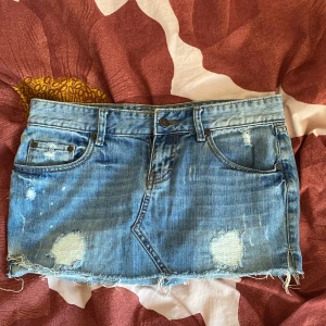 Lågmidjade jeanskjol - Står storlek M men skulle säga att den passar S också!