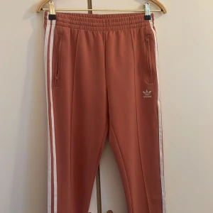 Adidas byxor i storlek 34 - Använt en gång, som nya!