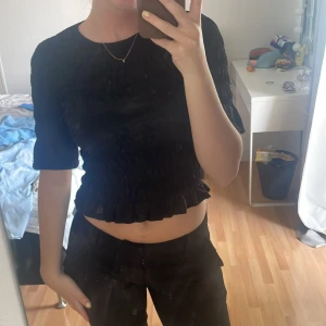 Topp - Säljer en topp från Gina tricot i storlek S