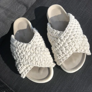 Inuikii tofflor storlek 39 - Inuikii tofflor storlek 39. Köpta nu i vår och använda ett fåtal gånger. Tecken på användning finns men i väldigt fint skick.  Nypris 2299kr. Säljer även likadana skor fast i svart samt gröna med stenar💎Hämtas i Kungsbacka eller skickas mot fraktkostnad.