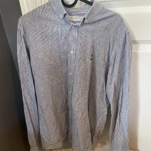 The blue uniform skjorta - Blå vit randig skjorta storlek m, nypris 1000kr