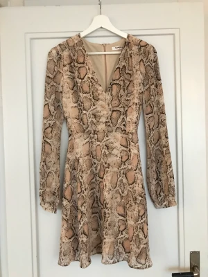 Klänning med fint mönster  - Klänning köpt på Nelly för ett par år sen men aldrig använt. I nytt skick! Passar XS och S 😊Köpt för 399kr