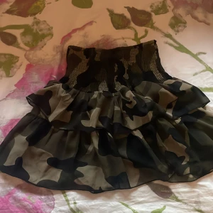 Stockholm Stil tjol camo  - Det är en tjol som är camo och Stockholmsstil. Om du har frågor skriv till mig💕