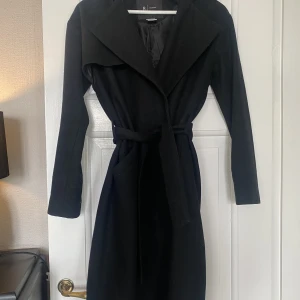 Svart kappa  - Original pris 1400kr säljer för 500kr inklusive frakt strl 34😊