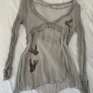 Grå tröja  - Grå tröja med urringning, genomskinlig och ingen lapp! Bra skick och knappt använd. ❤️Köpare står för frakt! 