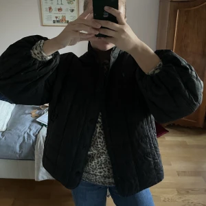 Rodebjer jacka - Säljer min Rodebjer jacka i modellen Sandie. Nypris: 2795. Perfekt som vår eller höst jacka!!