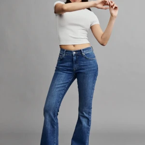 Bootcut jeans - Jag säljer dessa helt nya low waist bootcut jeans från Gina Tricot eftersom att jag råkade köpa fel storlek, storlek 40. Ej använda, köparen står för frakt.🫶 Detvå sista bilderna är tagna från hemsidan 