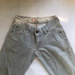 Ett par gråa Levi’s jeans. Köpta second hand och osäker på äktheten därav priset. Det står ingen storlek men skulle uppskatta XXS/XS. Säljer då de inte passar mig. Köp gärna via köp nu💕
