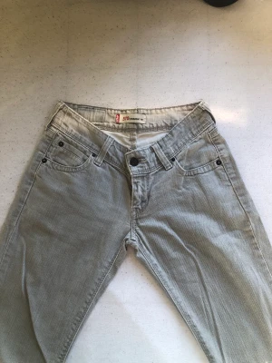Levis straight jeans - Ett par gråa Levi’s jeans. Köpta second hand och osäker på äktheten därav priset. Det står ingen storlek men skulle uppskatta XXS/XS. Säljer då de inte passar mig. Köp gärna via köp nu💕
