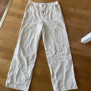 Manchesterbyxor  - Vida, raka manchesterbyxor från ZARA. Köpta för några årsen. Använda Max 3 gånger 🥰🥰 supersköna och lediga!