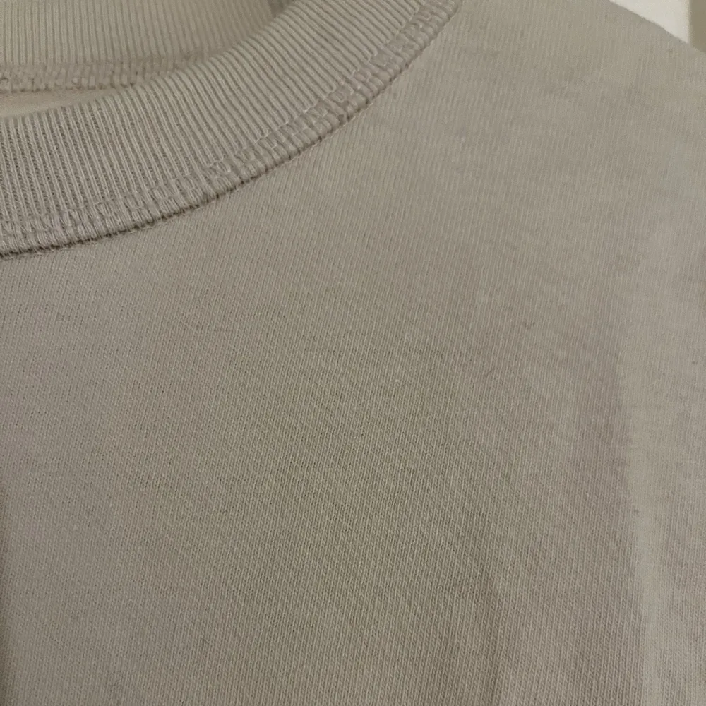 Beige T-shirt från Uniqlo. Köpt second hand. Storlek S men passar M också. . T-shirts.