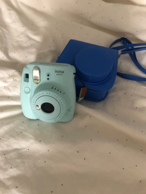 Instax kamera  - Säljer min insta mini 9! Använder den inte längre så därför säljer jag den💕💕Perfekt till sommaren om man vill ha fina kort🙌🏻😻