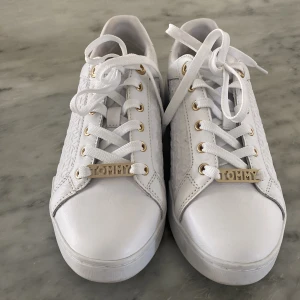 Tommy hilfiger skor  - äkta tommy hilfiger skor användit 2 gnr