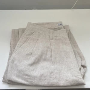 ZARA Linnebyxor - Somriga Linnebyxor från ZARA, storlek  38. Passar för dig mellan 170-180cm! Frågor eller fler bilder? Hör bara av dig!