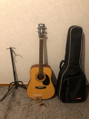 Gitarr med massa tillbehör  - Gitarr i väldigt bra skick! Allt köptes för runt 4000kr+ helt nytt men jag säljer för bara 1499kr. Möts upp i Karlstad eller fraktas med PostNord. Bara att skriva vid intresse eller frågor👍