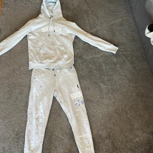 Ljusgrå dress Hoodrich Worldwide - Grå tracksuit från Hoodrich, med vita och lila detaljer. Herr, Storlek S. Helt ny och har endast blivit använd för att testa, 10/10 i skick. Nypris: slutsåld överallt, så finns alltså inte att köpa. Köpt i London under deras WorldWide event för 1600kr
