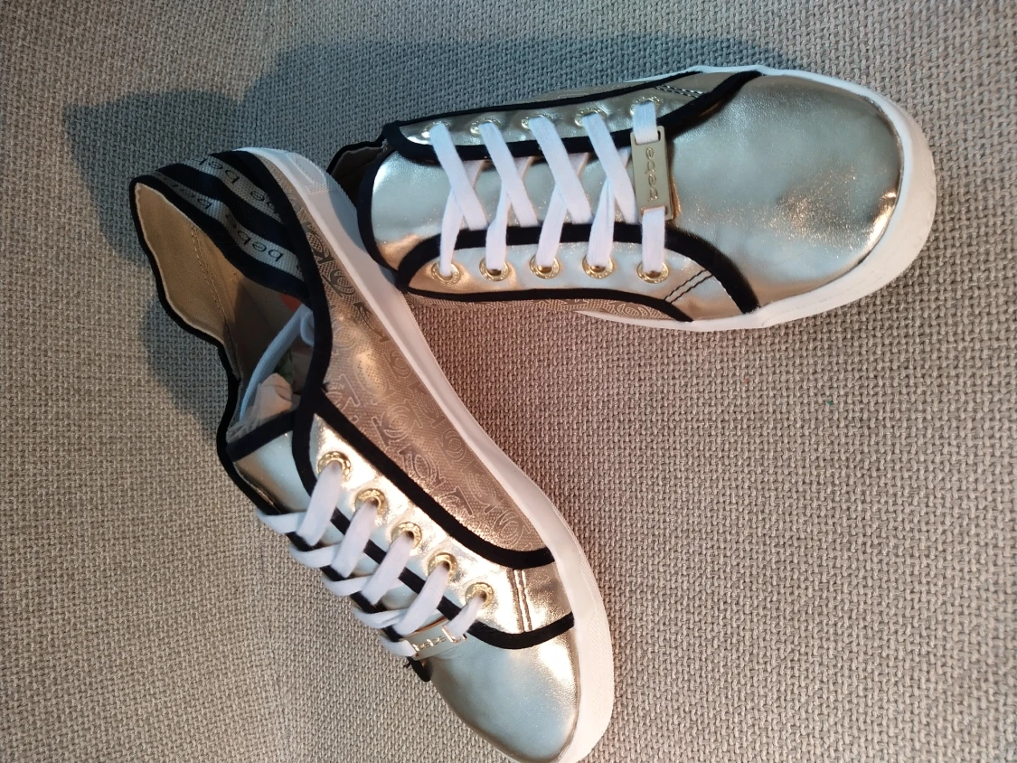 Helt nya BeBe guld sneakers 41 
