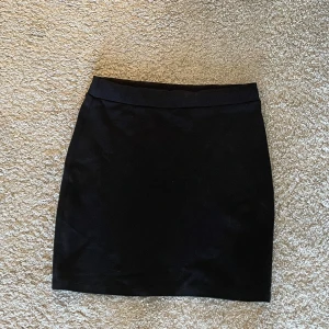 Kjol - Säljer denna svarta kjol , man kan ha den både som kjol och som topp, jättebekväm och super fin. Frakt ingår i priset!!