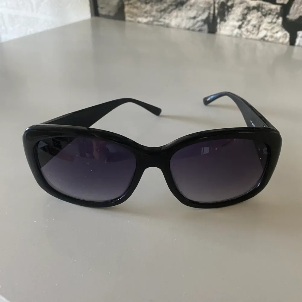 Jättesnygg Guess solglasögon som knappt är använda. Köpt för 800 kr å säljer för 350kr plus frakt eller mötas upp i Stockholm💕. Övrigt.