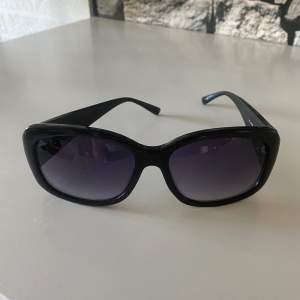 Jättesnygg Guess solglasögon som knappt är använda. Köpt för 800 kr å säljer för 350kr plus frakt eller mötas upp i Stockholm💕