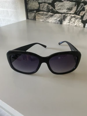 Guess solglasögon  - Jättesnygg Guess solglasögon som knappt är använda. Köpt för 800 kr å säljer för 350kr plus frakt eller mötas upp i Stockholm💕