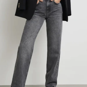 Gråa jeans - endast använda en gång, säljs då de är för stora på mig💗