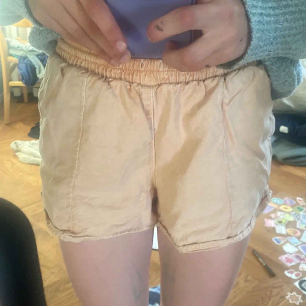 Ett par orange rosa shorts som jag inte använder längre.. Shorts.