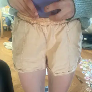 Ett par orange rosa shorts som jag inte använder längre.