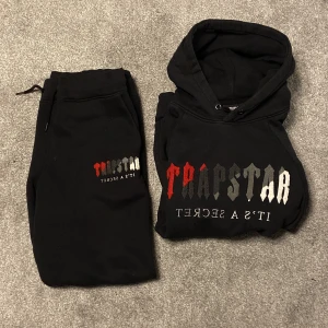 Trapstar dress  - En riktigt fet trapstar dress som jag säljer, pris kan diskuteras.