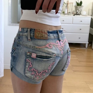 Jeansshorts - Använd köp nu! Assnygga 2000s shorts😽 midja:78+stretch, jag är w28 som referens (Säljer fler Lågmidjade shorts och kjolar💋)