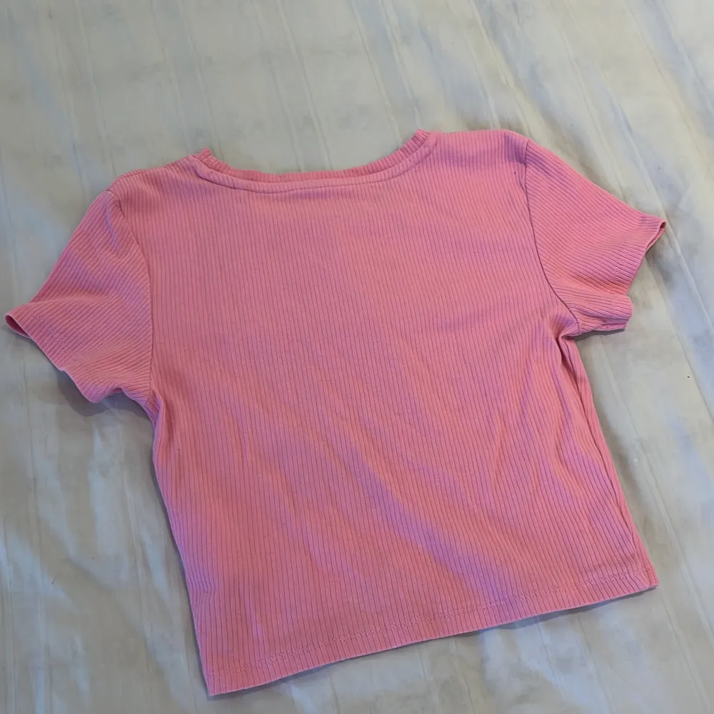 En basic rosa tröja och kortärmad och skön material på den, tvättas ut innan skick. T-shirts.
