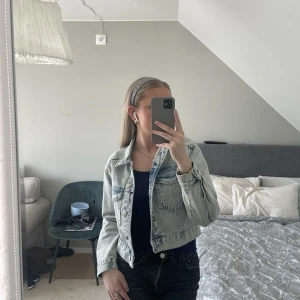 Ljusblå jeansjacka  - Säljer min fina och somriga jeansjacka från Gina tricot 💕
