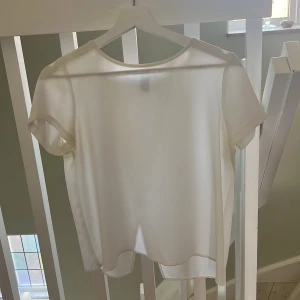 Topp öppen rygg - En fin vit topp från forever 21 i strl S säljes då jag vuxit ur den. Har lite missfärgningar under armarna, annars i gott skick. 