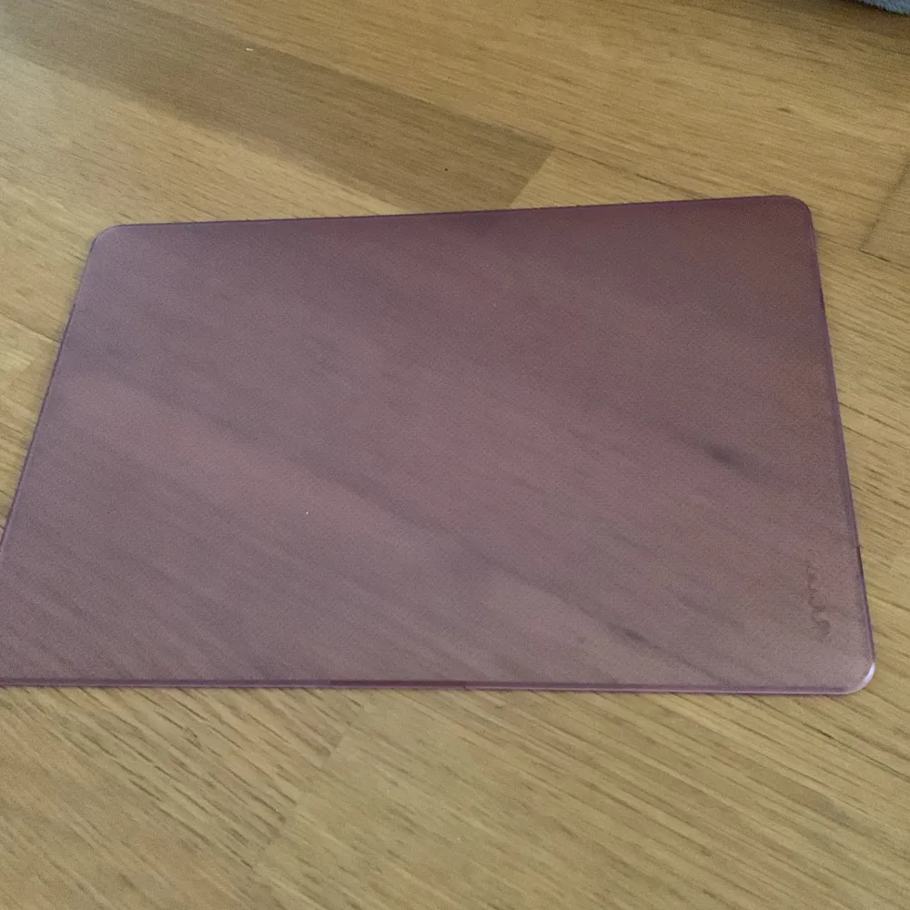 Ett skal till Mac book air 13” i en lite mer rosa/lila aktig färg. Använd men kommer inte längre till användning då jag inte använder något skal. Helt felfritt och i fint skick! . Övrigt.