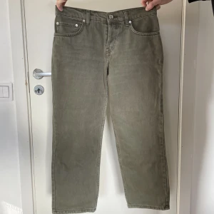 Jeans - Jättefina kakifärgade jeans från Asos i Petite. Lågmidjade och vidare. Säljer då de inte kommer till användning. Köpta för 399kr säljer för 100kr 💕🌸Storleken sitter som xs/s