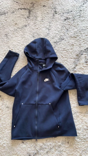 Ny Nike tech kofta  - Hej säljer denna sällsynta Nike tech kofta i storlek S för ett bra pris men hör av er vid frågor osv.   Nypris 1300kr  Kan fraktas ifall det önskas, 500kr! Vid snabb affär pris prutat o klart