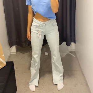 Blåa Jeans - Säljer dessa super fina Jeansen Från Mango💗säljer pga av att dom inte kommit till användning, finns inte längre i butik. Inga defekter, som nya💗