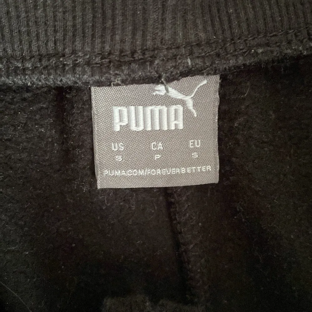 Jätte fina mjukisbyxor från puma! Kan användas både som hög och lågmidjat! Säljer eftersom de aldrig kommer till användning. Gratis frakt💕. Jeans & Byxor.